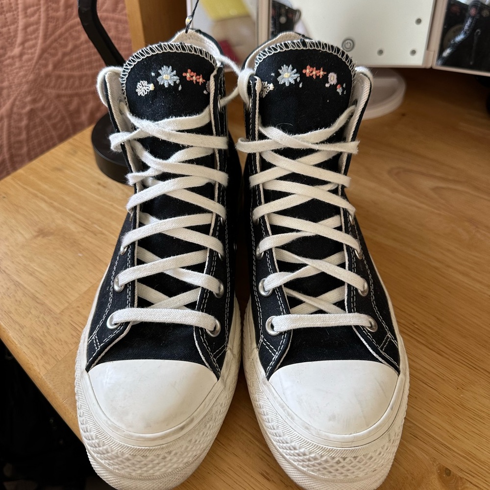 Platform Embroidered Converse